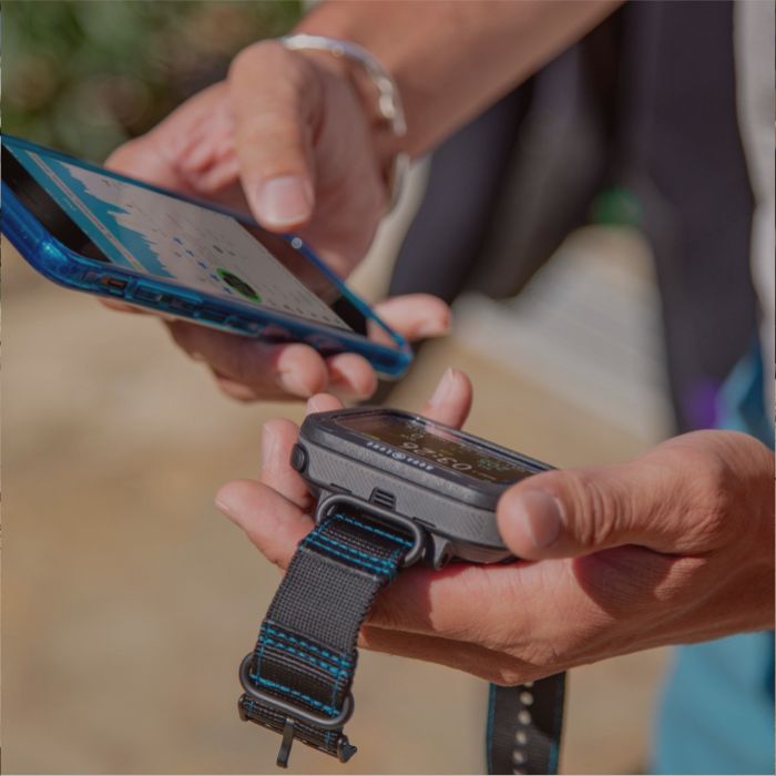 Diver recording his dives in Diverlog app